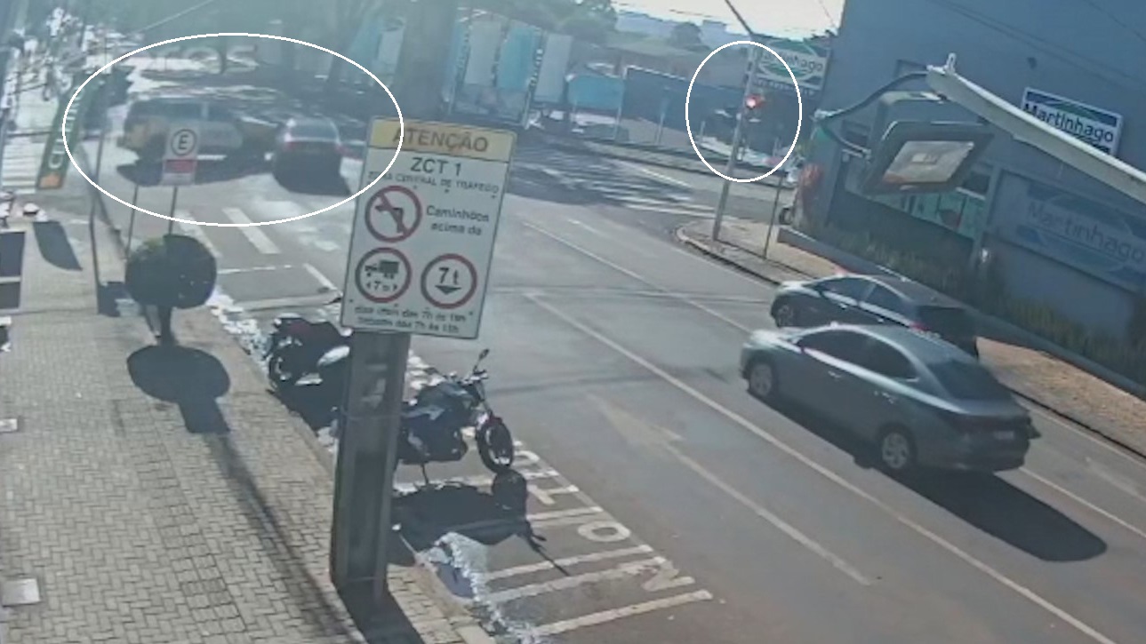 Por outro ângulo: Civic fura preferencial e atinge viatura da PM no Centro de Cascavel Por outro ângulo: Civic fura preferencial e atinge viatura da PM no Centro de Cascavel