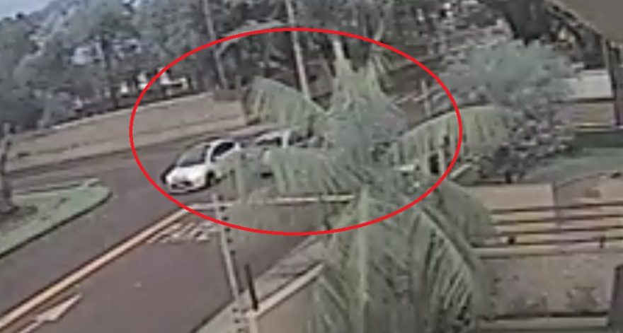 Câmera flagra acidente entre carro e moto no Parque São Paulo