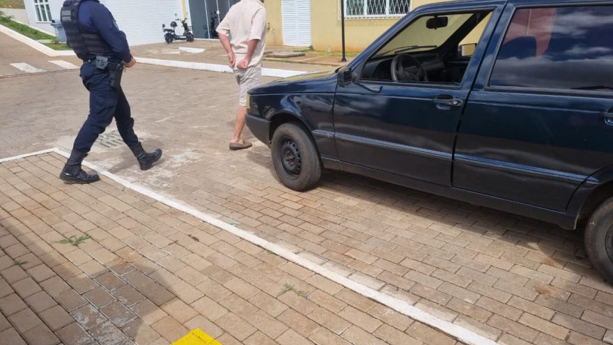 Homem é detido no Bairro São Cristóvão com Fiat Uno furtado