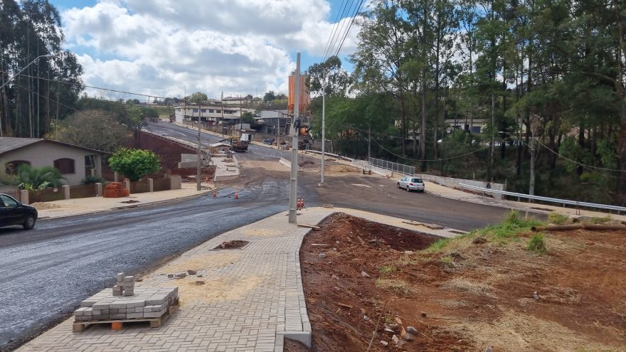 Ponte do XIV de Novembro recebe asfalto e trânsito será liberado já no sábado (30)