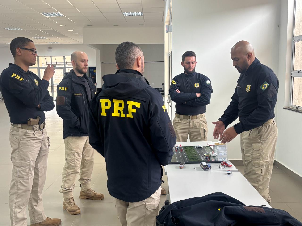 PRF realiza treinamento em Cascavel para capacitação policial em situações de crise