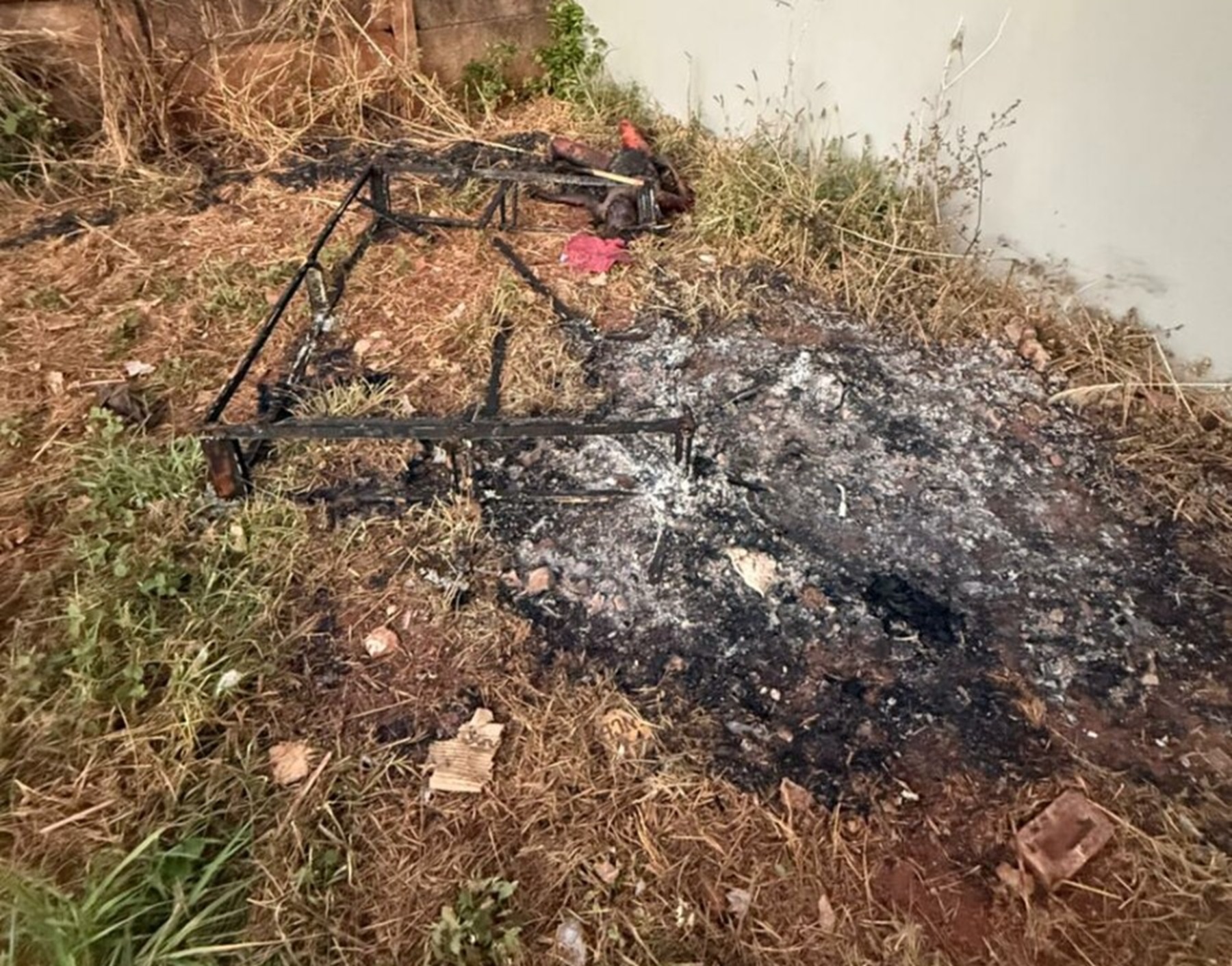 Mulher é morta a pancadas e queimada viva em sofá; acusado é preso em Rio Verde