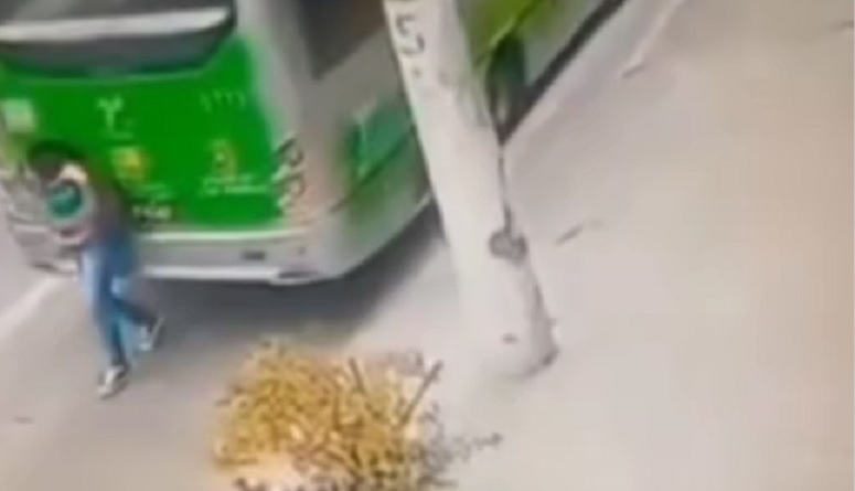 Mulher é socorrida pelo Samu após ser atropelada por ônibus, mas não resiste aos ferimentos
