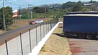 Câmera flagra acidente entre Palio e Onix que antecedeu incêndio no Cascavel Velho