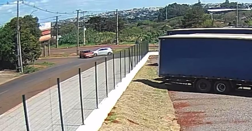 Câmera flagra acidente entre Palio e Onix que antecedeu incêndio no Cascavel Velho