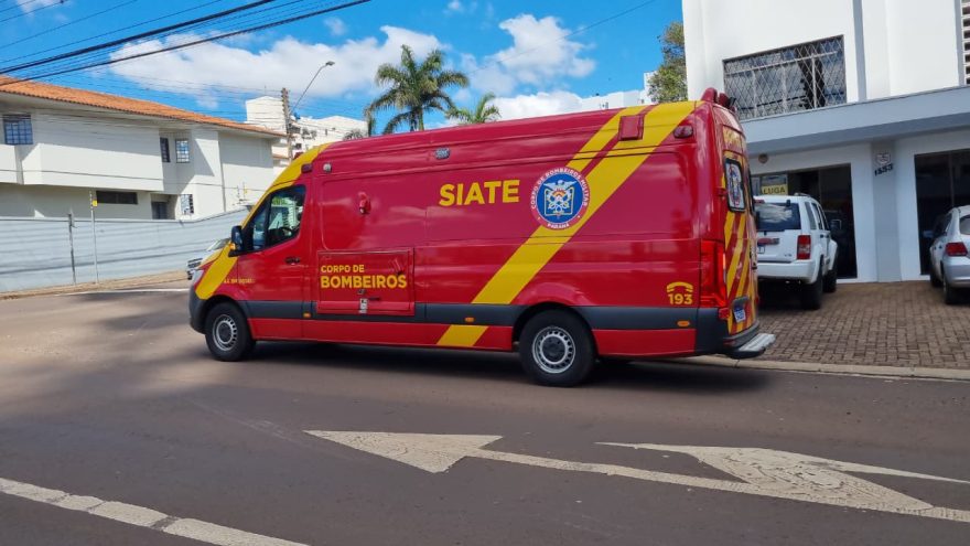 Motociclista fica ferido em acidente de trânsito na Rua Rio de Janeiro