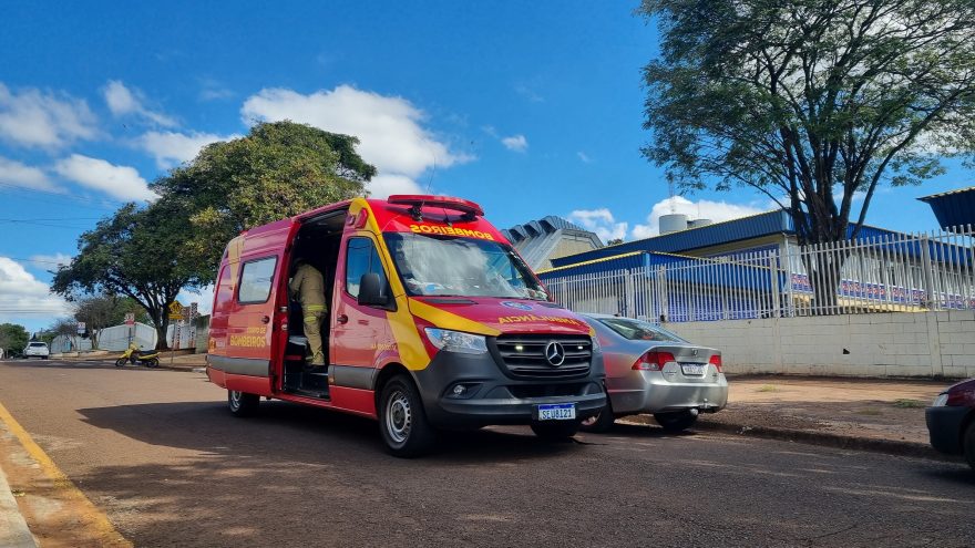 Aluno de 13 anos com ferimento na cabeça é socorrido pelo Siate no Caic I, em Cascavel