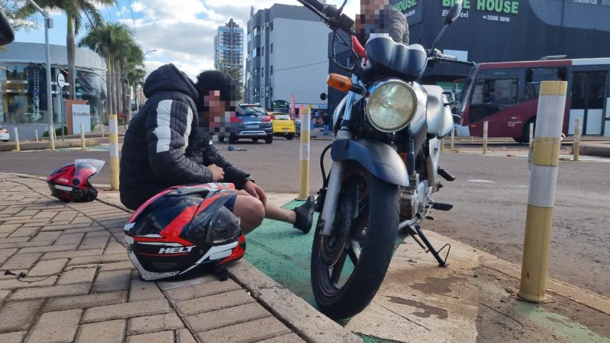 Acidente entre carro e moto na Avenida Piquiri mobiliza equipe do Siate