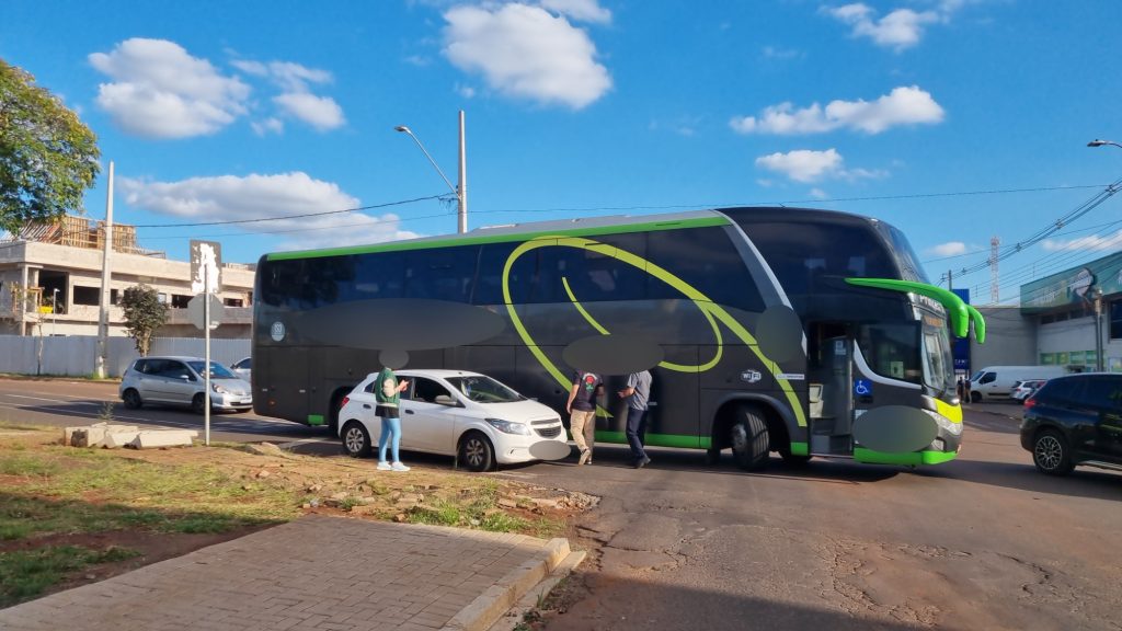Carro e ônibus se envolvem em batida na Rua JK