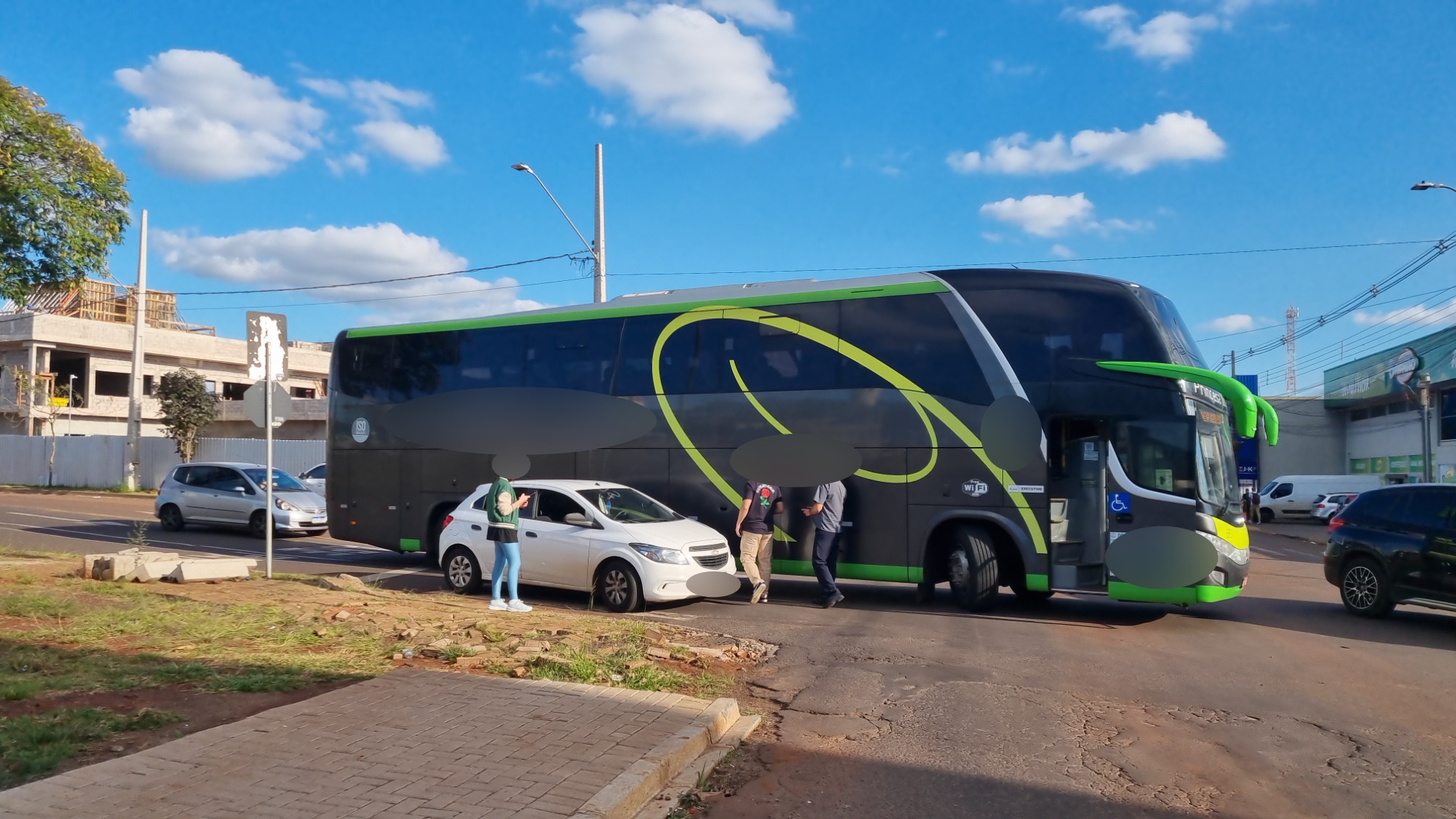 Carro e ônibus se envolvem em batida na Rua JK