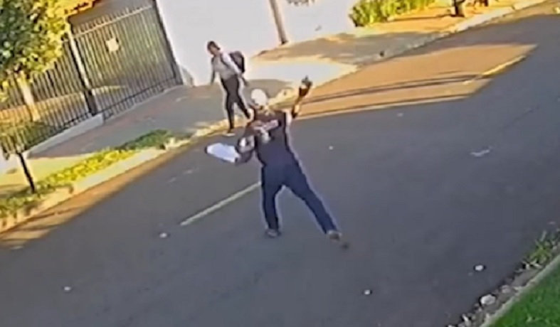 A caminho do trabalho, jovem é agredida por lata de cerveja arremessada por morador de rua