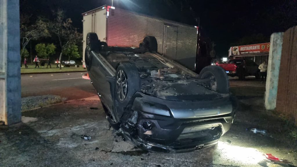 Honda capota após batida com caminhão na Av. Tancredo Neves em Cascavel
