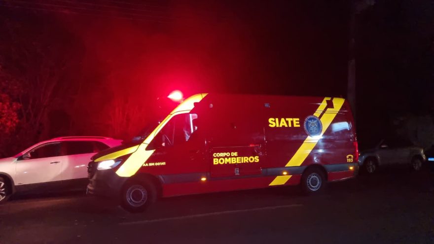 Menino de 16 anos sofre acidente de moto ao desviar de carro na Rua da Lapa em Cascavel