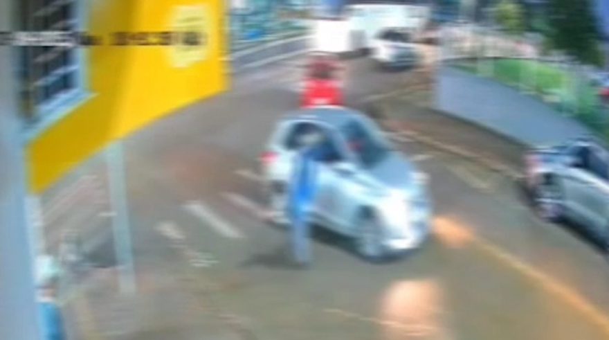 Idoso é atropelado em faixa de pedestre e motorista foge; Veja o vídeo