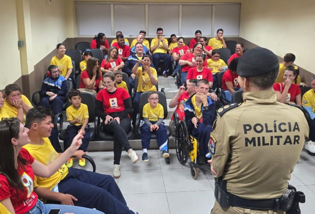 Alunos de Catanduvas visitam o 6º BPM e aprendem mais sobre o trabalho da Polícia Militar