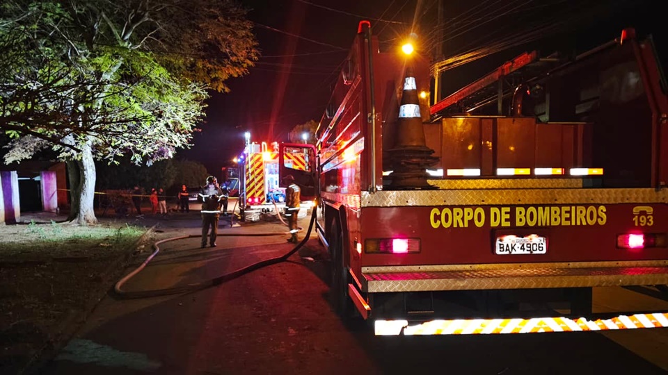 Incêndio de grandes proporções destrói uma casa e danifica outra