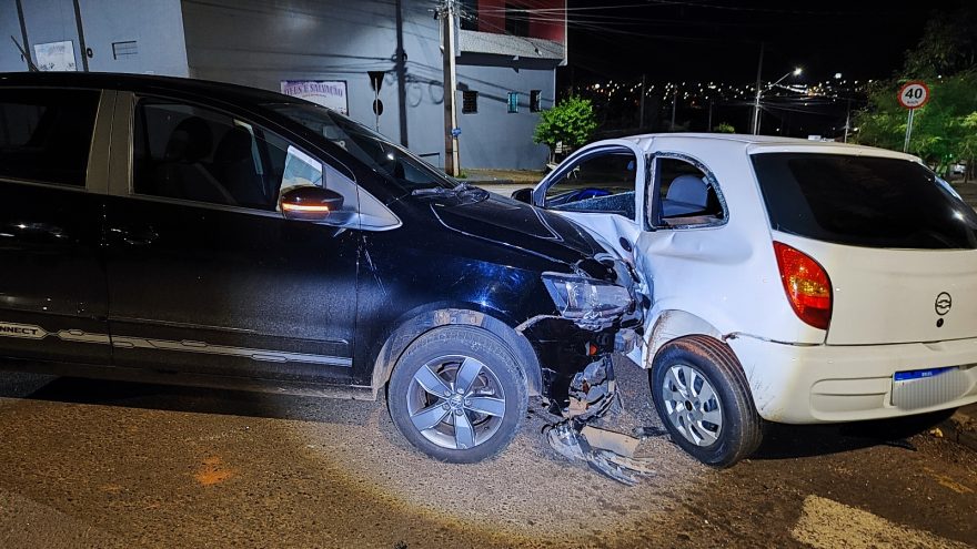 Forte colisão entre Fox e Celta envolve mãe e filha de 4 anos no Brasmadeira