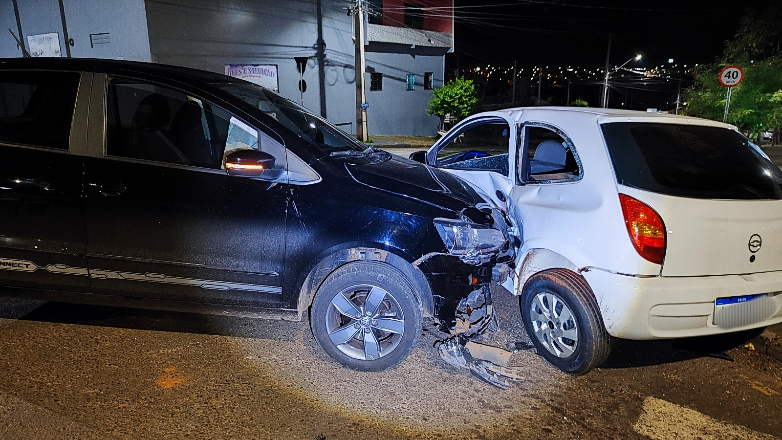 Forte colisão entre Fox e Celta envolve mãe e filha de 4 anos no Brasmadeira