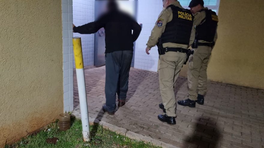 Negociação de galinha entre vizinhos termina em flagra de idosos na cama, confusão e prisão em Cascavel