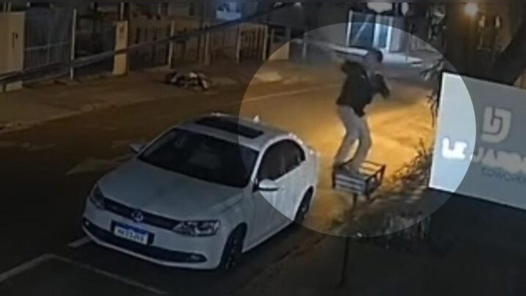 Câmera flagra homem com Jetta caindo ao tentar cortar cabos de telefonia na Zona 7 em Maringá; assista