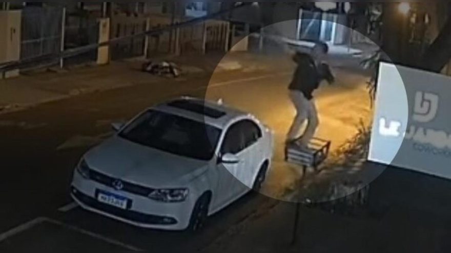 Câmera flagra homem com Jetta caindo ao tentar cortar cabos de telefonia na Zona 7 em Maringá; assista