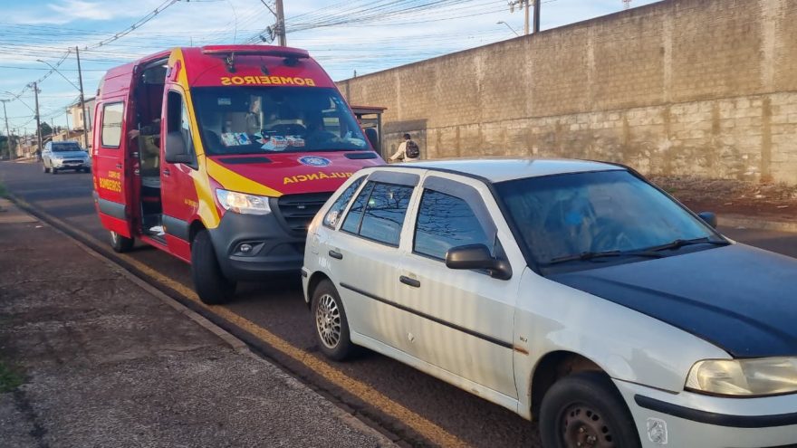 Ciclista fica ferida ao ser atingida por carro no Bairro Periolo