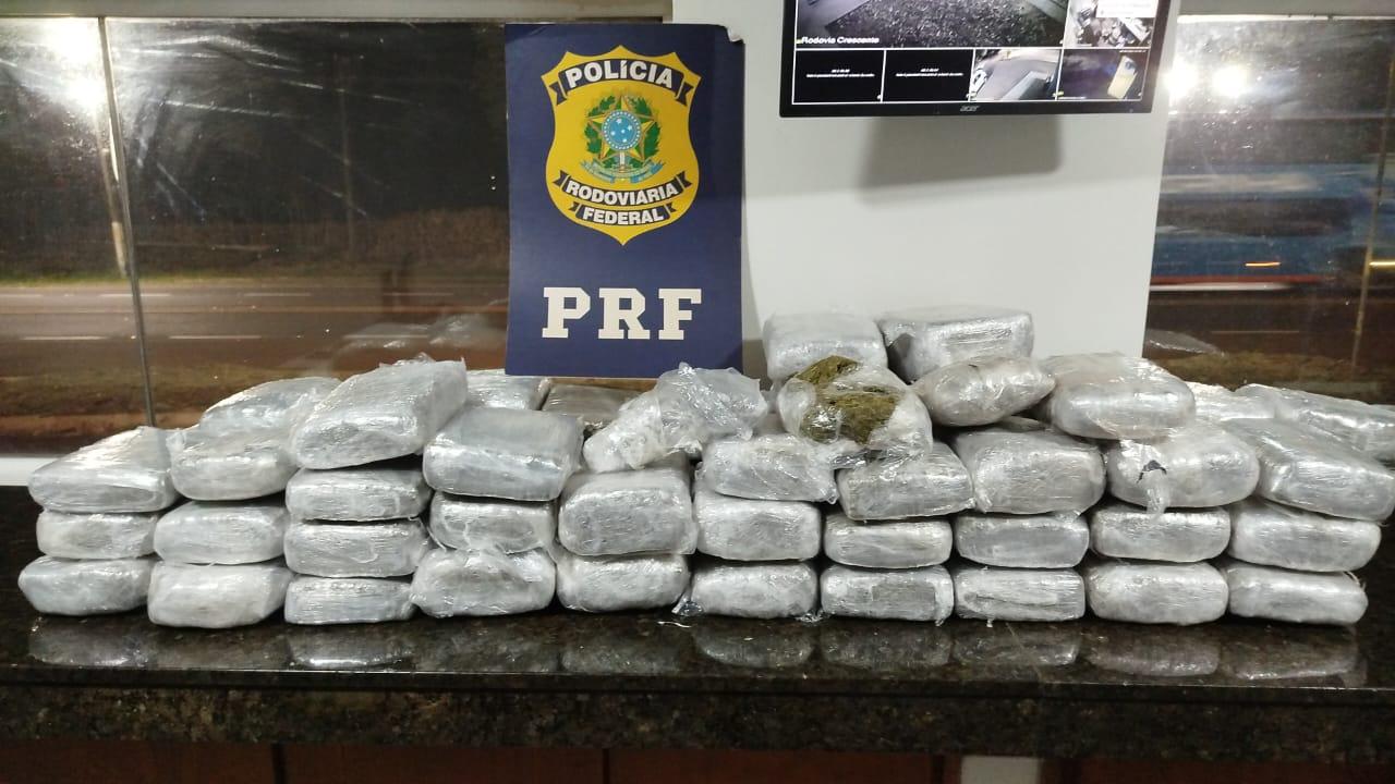 PRF apreende veículo com 80 kg de maconha em Cornélio Procópio