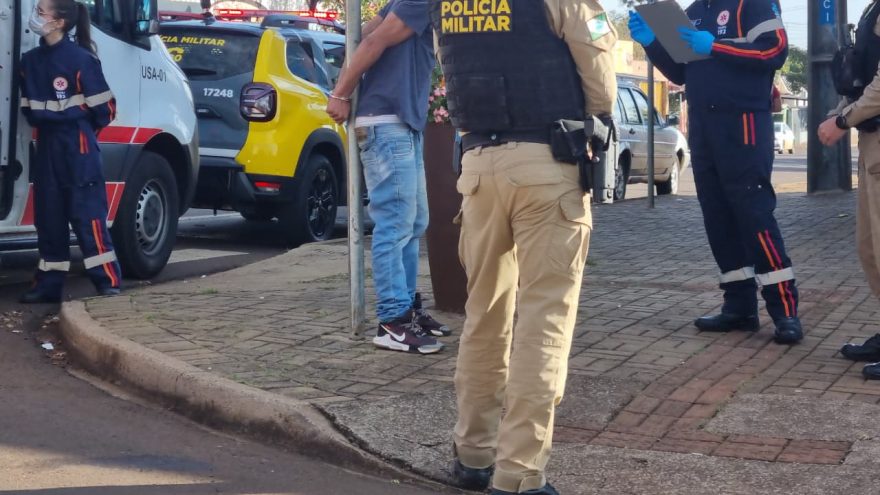 Homem é algemado em placa de sinalização após surtar com faca no Bairro Santa Cruz