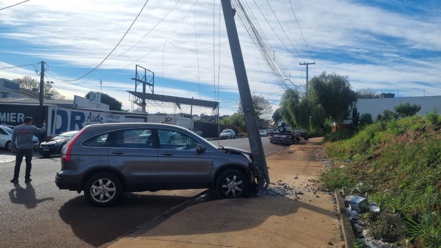 CRv destrói poste no Bairro Brasília e deixa rua parcialmente interditada