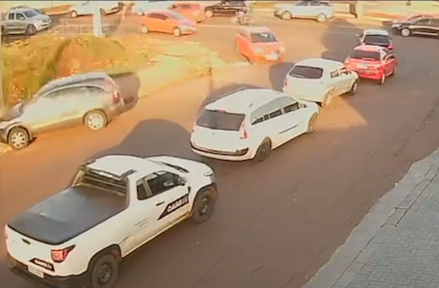 Vídeo mostra momento em que Honda CRv bate contra poste no Bairro Brasília