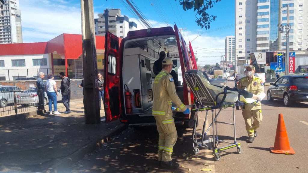 Mulher de 57 anos quebra o braço após cair na calçada