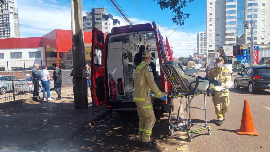 Mulher de 57 anos quebra o braço após cair na calçada