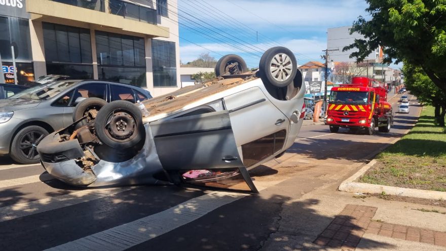 Capotamento mobiliza Corpo de Bombeiros na Avenida Rocha Pombo