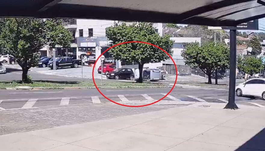 Impressionante: Veja momento em que Fox capota na Avenida Rocha Pombo