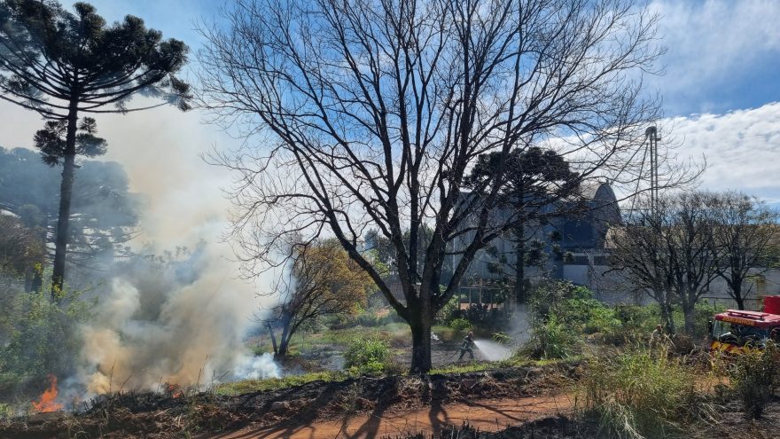 Corpo de Bombeiros combate incêndio em vegetação em Cascavel