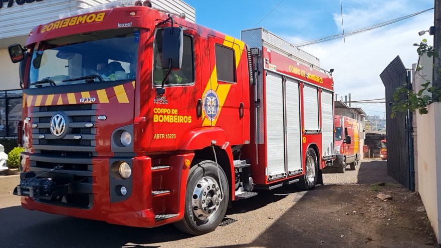 Incêndio em empresa de ferro mobiliza Corpo de Bombeiros no Núcleo Industrial Cataratas