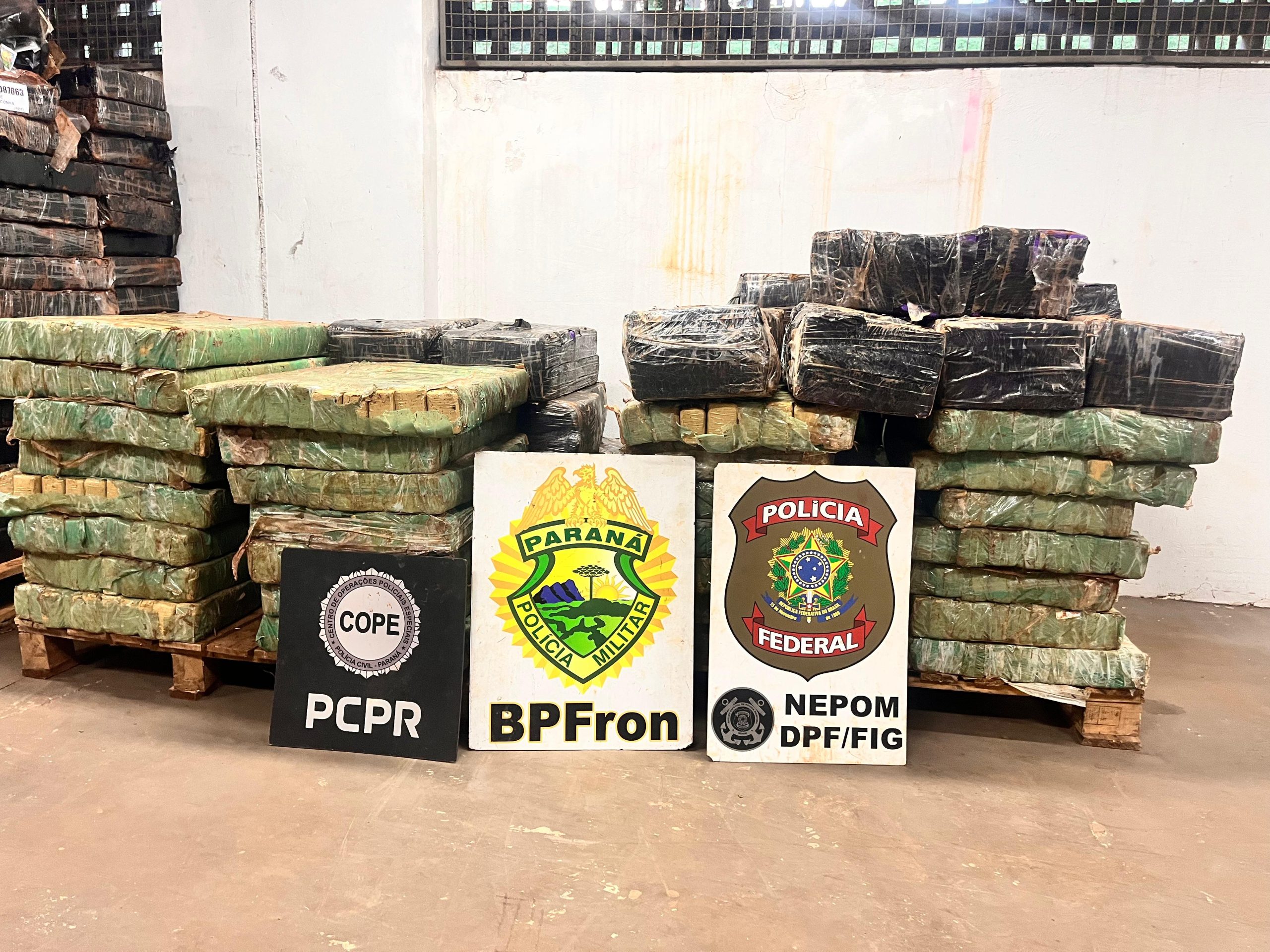 BPFRON, PF e PC apreendem embarcação com mais de uma tonelada de maconha em Santa Helena