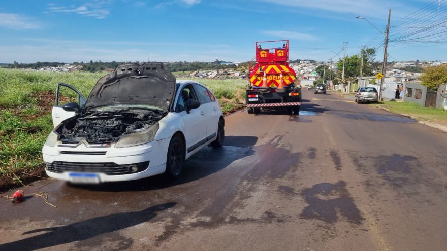 Citroën C4 pega fogo em Cascavel e mobiliza Corpo de Bombeiros