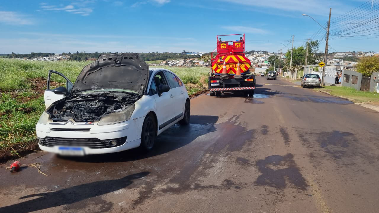 Citroën C4 pega fogo em Cascavel e mobiliza Corpo de Bombeiros