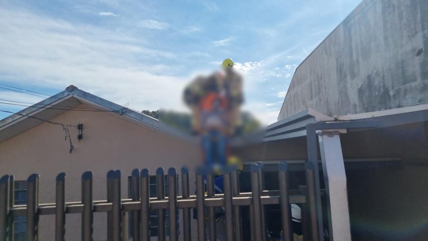 Fazendo reparos no telhado, morador passa mal e é resgatado pelos Bombeiros