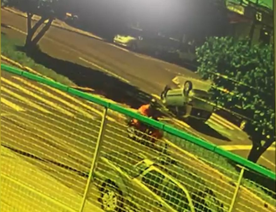 Novas imagens mostram Fox parando com as rodas para o alto após capotamento