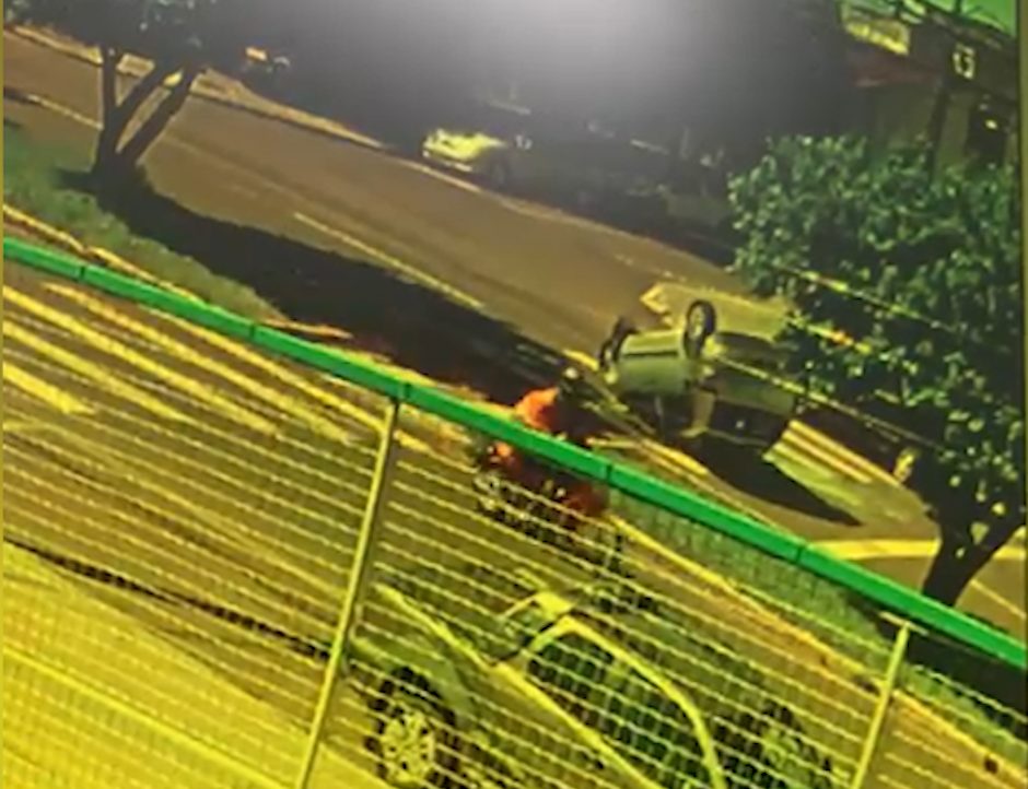Novas imagens mostram Fox parando com as rodas para o alto após capotamento