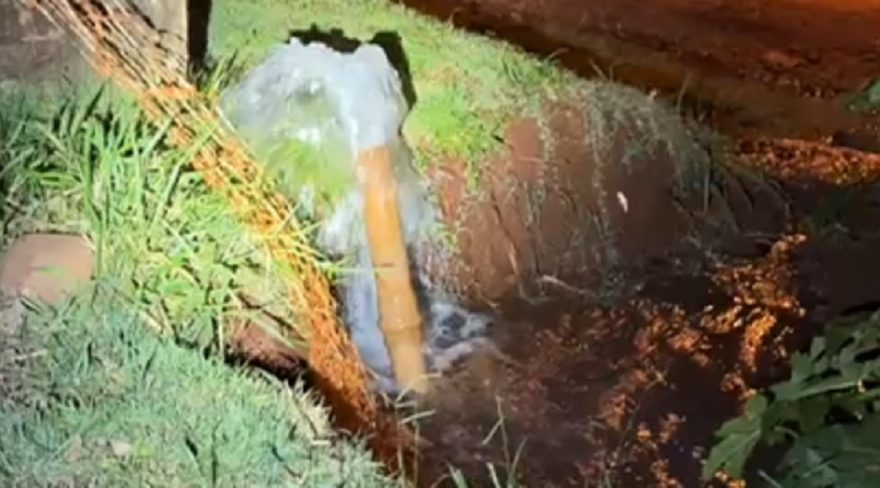Vazamento de água potável dura quase 24 horas no Lago Azul