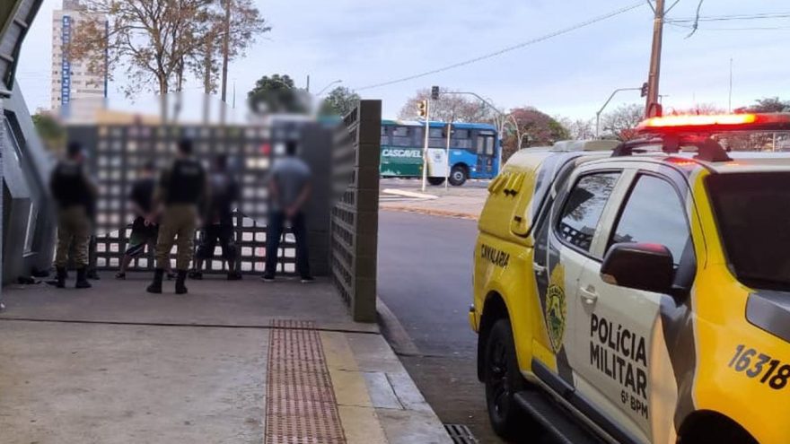 Jovens são abordados pela Polícia Militar no Terminal Oeste