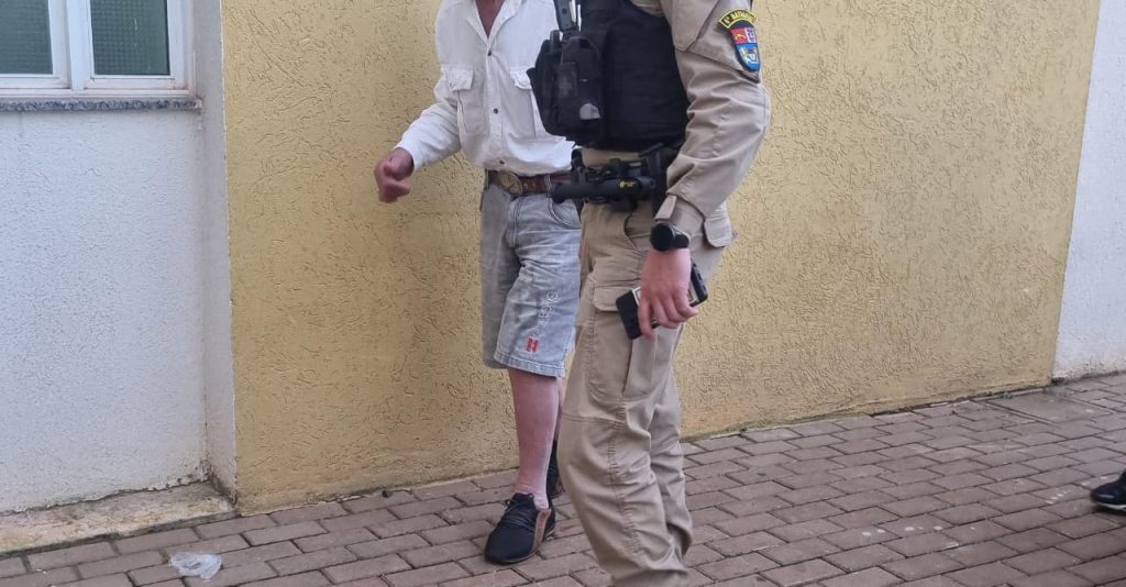 Idoso de 65 anos, bate em poste no Cascavel Velho e é detido