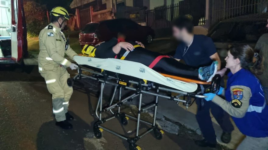 Motociclista desvia de um cachorro, bate em outro e sofre queda no Santa Felicidade