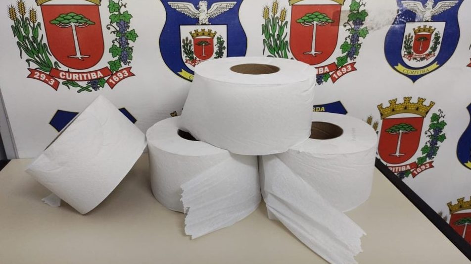 Se borrou todo! Ladrão de papel higiênico é flagrado, se assusta com abordagem e faz o “número 2” nas calças
