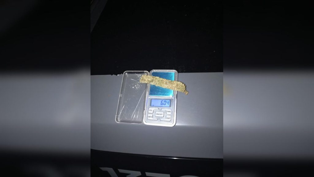 Rapaz tenta se esconder da Polícia, mas é flagrado com maconha no Bairro Morumbi