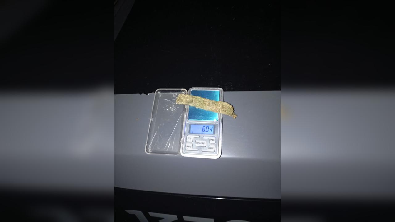 Rapaz tenta se esconder da Polícia, mas é flagrado com maconha no Bairro Morumbi