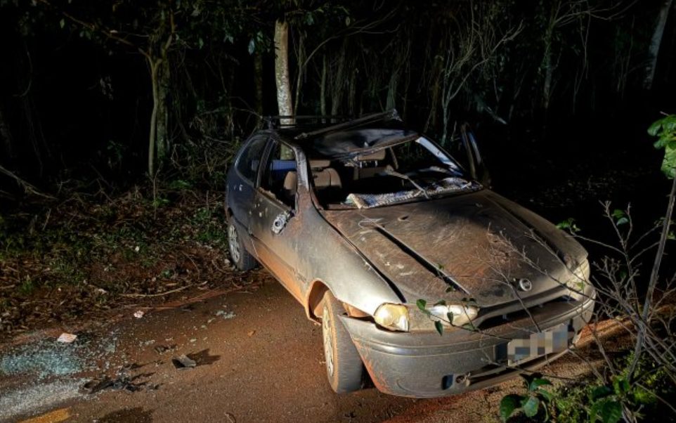 Para evitar colisão, Palio sai da pista e capota na PR-317 entre Sub-Sede e Santa Helena